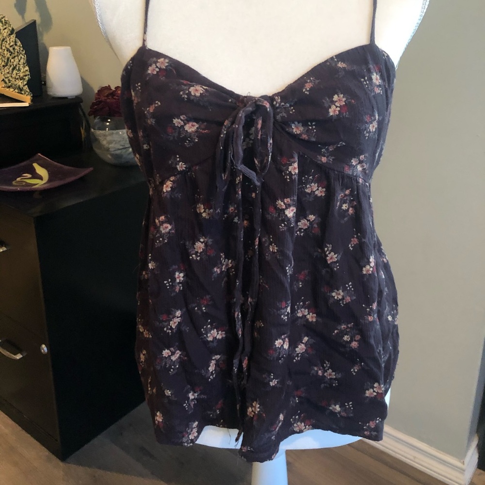 American eagle ❤️ flirty cut out top